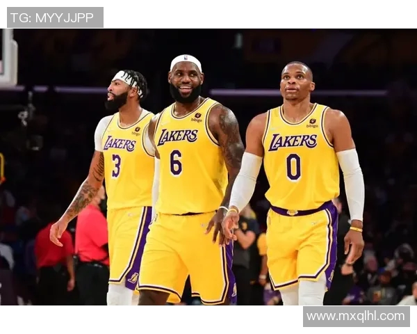 活塞与湖人激战正酣双方球员状态分析与赛后点评